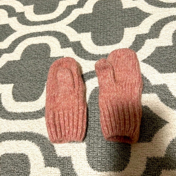 H&M Soft Pink Hat and Knit Mittens Set. Size 18-24 months. - Picture 4 of 10